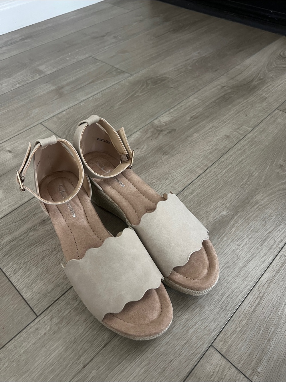 Chinese Laundry Womens Wedge Sandal